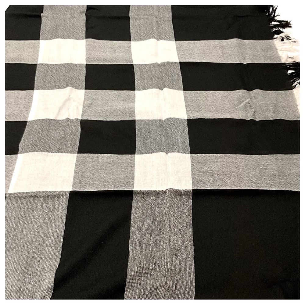BURBERRY LONDON HOUSR CHECK WRAP / SCARF. - Picture 11 of 16